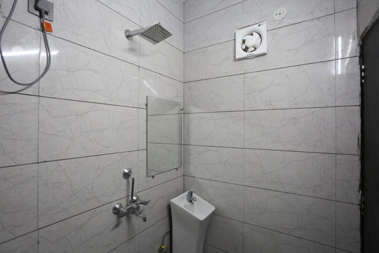 Hotel Twamev Couple Friendly Laxmi Nagar Yeni Delhi Dış mekan fotoğraf