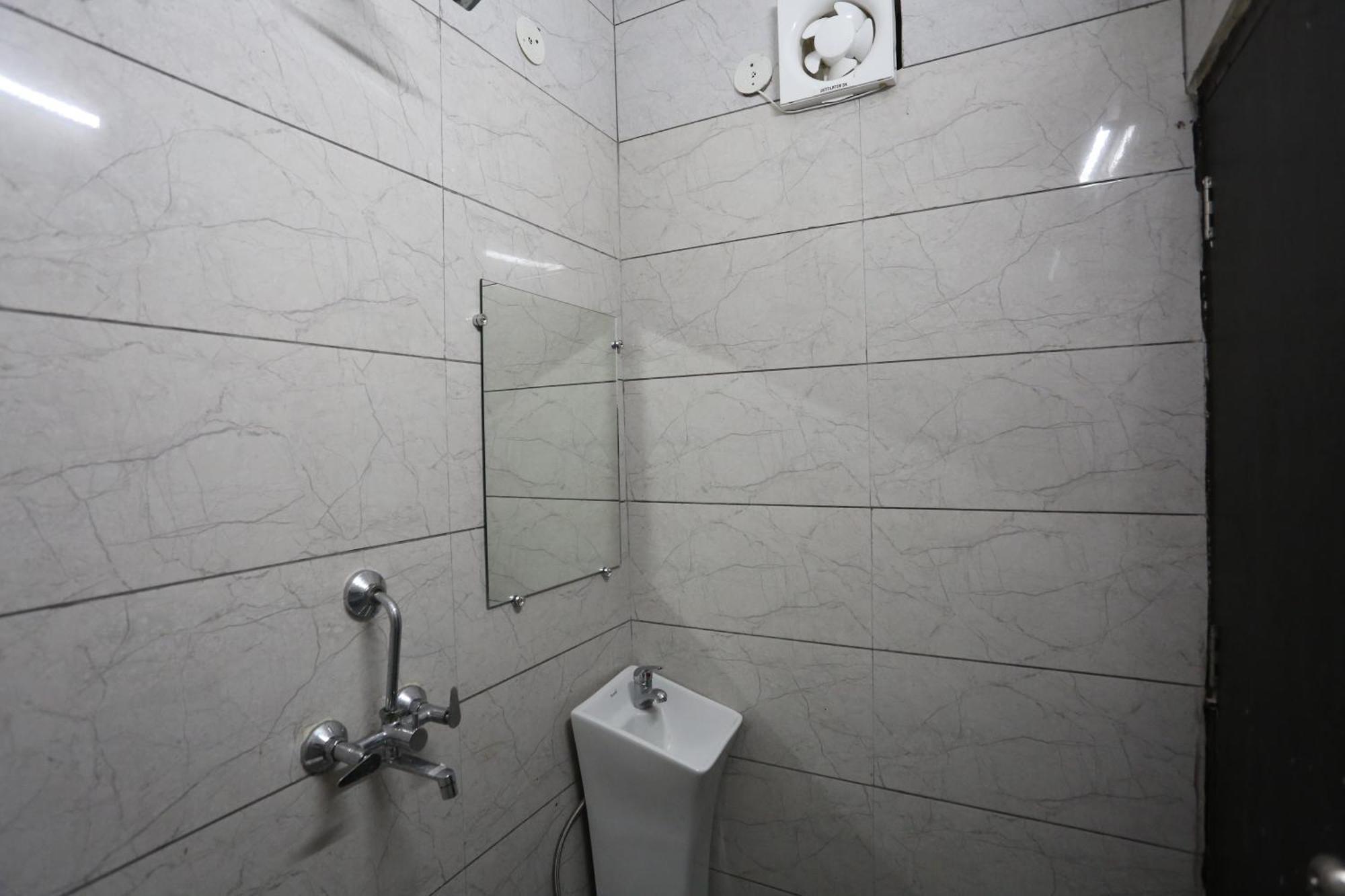 Hotel Twamev Couple Friendly Laxmi Nagar Yeni Delhi Dış mekan fotoğraf
