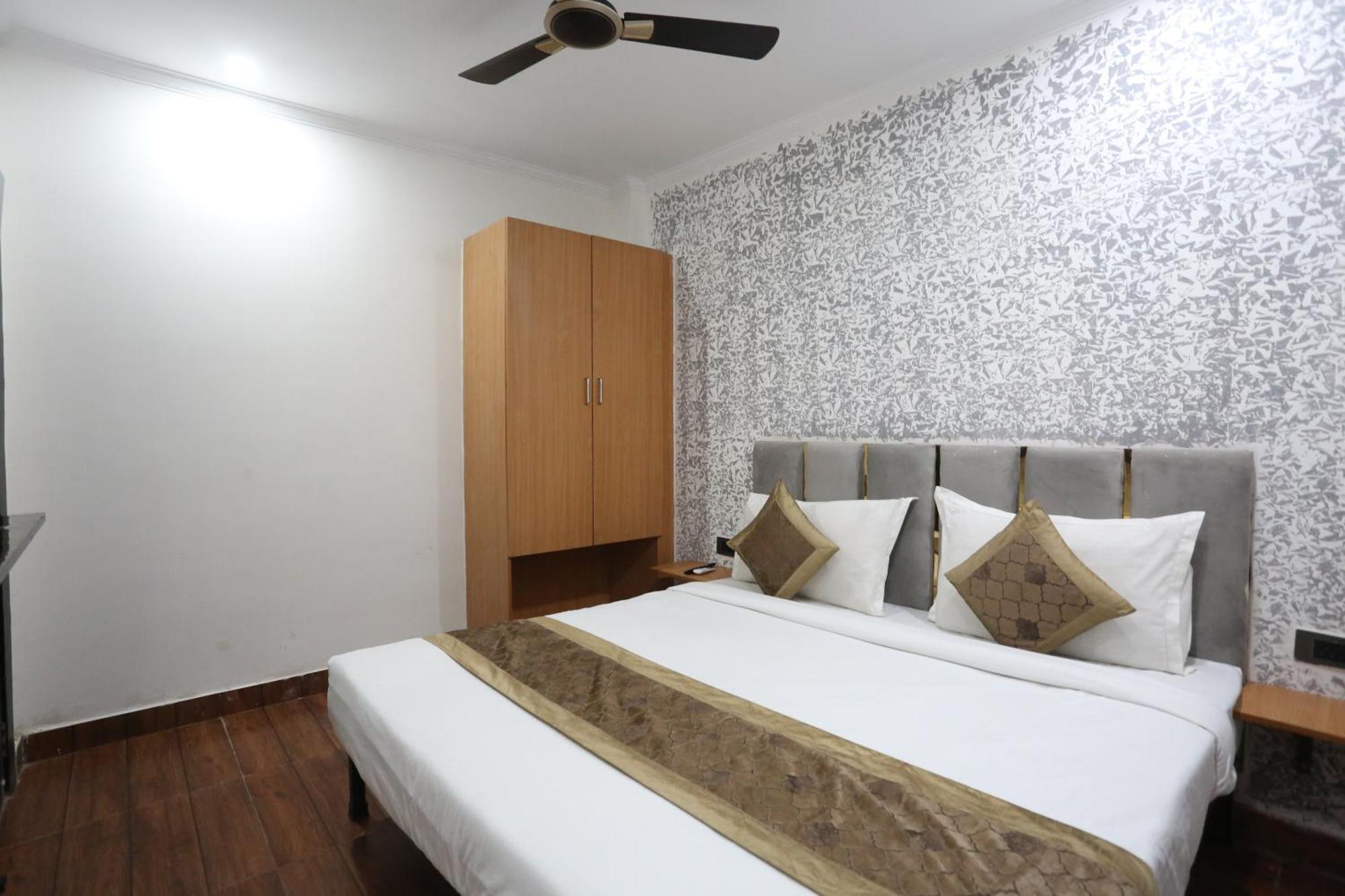 Hotel Twamev Couple Friendly Laxmi Nagar Yeni Delhi Dış mekan fotoğraf